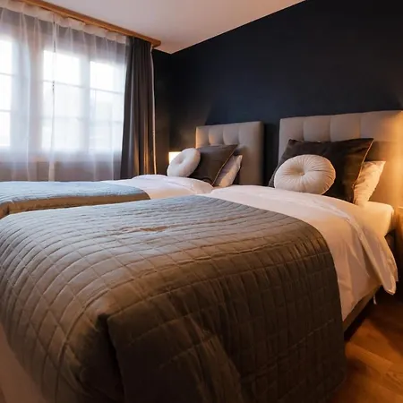 The Blue Ice - Grindelhomes *